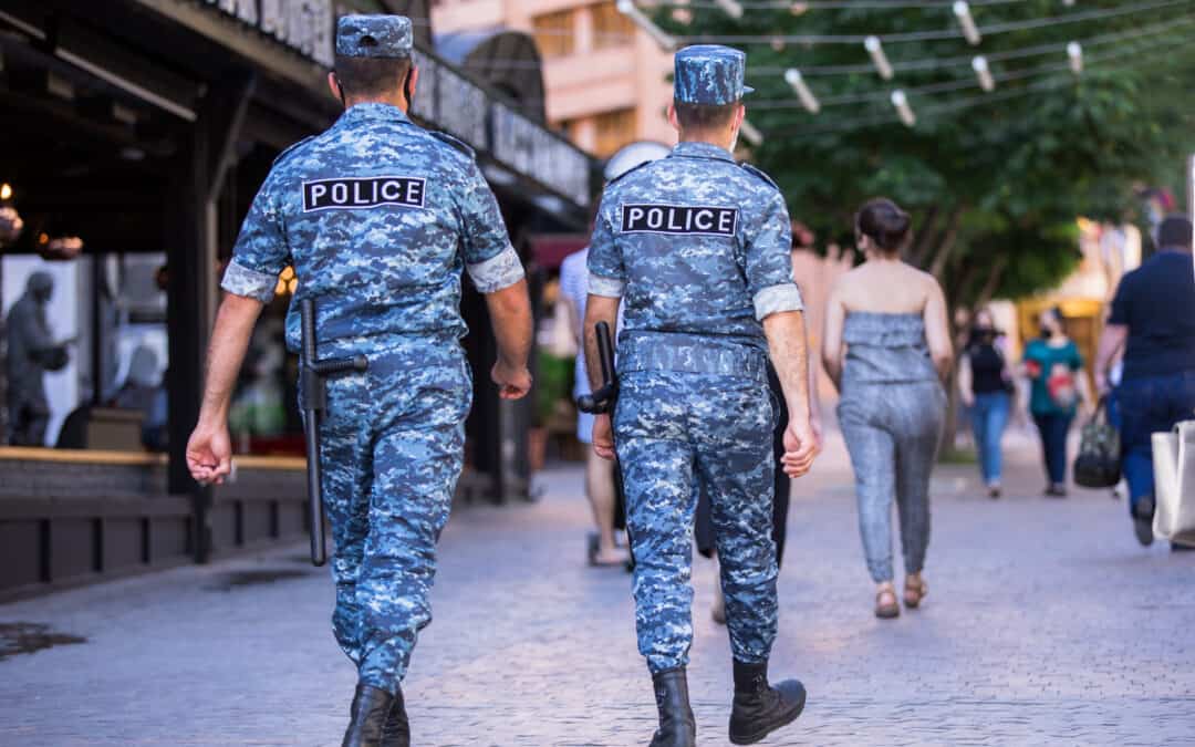 ¿Debe tener el personal de seguridad la misma protección que un policía?